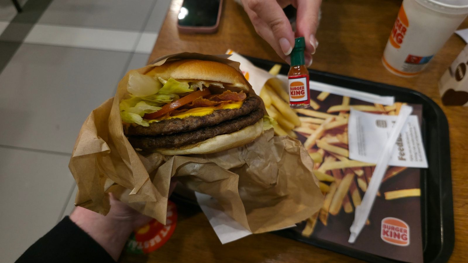 En dubbel Gourmet Sweet Heat i papper, med pommes och en miniflaska TABASCO® på brickan.